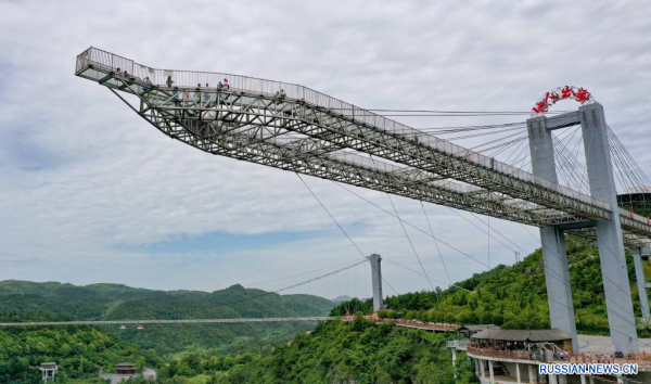 Туристический бум в период летних каникул помогает подъему села в уезде Шицянь на юго-западе Китая
Туристический бум в период летних каникул помогает подъему села в уезде Шицянь на юго-западе Китая