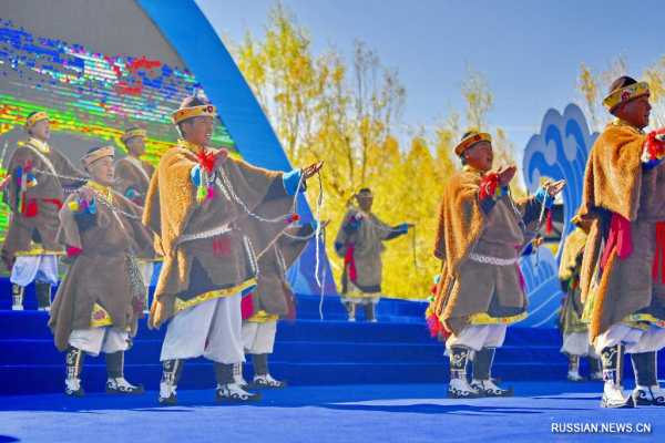 
                                     Художественное выступление в Лхасе
                                