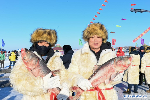 
                                    Зимняя рыбалка на озере Ляньхуаньху
                                