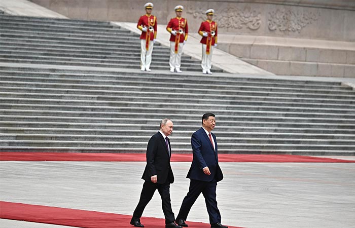 Путин и Си Цзиньпин в Пекине проведут встречу в формате "один + четыре" Путин и Си Цзиньпин в Пекине проведут встречу в формате "один + четыре"