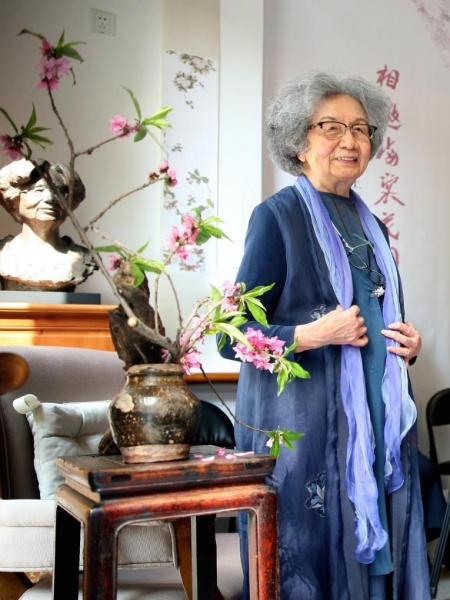 Выдающийся знаток классической китайской поэзии Е Цзяин скончалась в возрасте 100 лет /более подробно/
                                 
                                    Выдающийся знаток классической китайской поэзии Е Цзяин скончалась в возрасте 100 лет /более подробно/