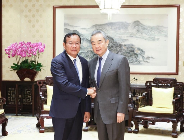 
                                     Глава МИД КНР встретился с заместителем премьер-министра, министром иностранных дел Камбоджи
                                