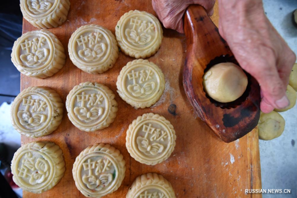 Предприятия Китая готовят лунные пряники к традиционному празднику Середины осени
Предприятия Китая готовят лунные пряники к традиционному празднику Середины осени