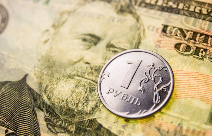 Рубль стабилен к доллару и юаню под воздействием разнонаправленных факторов