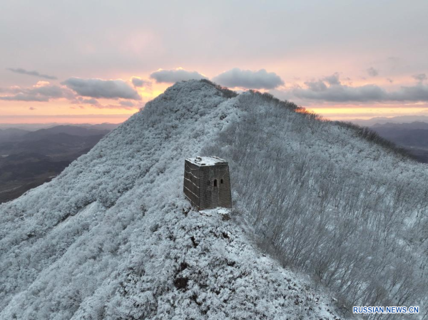 Снежный пейзаж на участке Циншаньгуань Великой Китайской стены 
                                 
                                    Снежный пейзаж на участке Циншаньгуань Великой Китайской стены