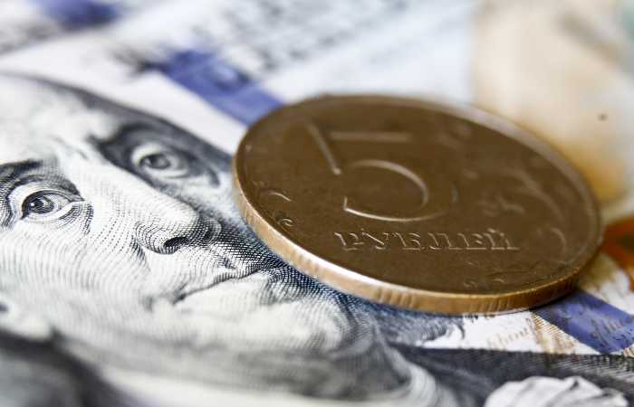 Рубль слабо изменился к доллару и юаню на фоне противоречивых сигналов Рубль слабо изменился к доллару и юаню на фоне противоречивых сигналов