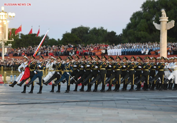 На площади Тяньаньмэнь в Пекине состоялась церемония поднятия государственного флага КНР по случаю Дня образования КНР
На площади Тяньаньмэнь в Пекине состоялась церемония поднятия государственного флага КНР по случаю Дня образования КНР