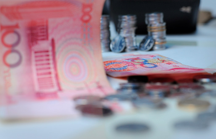 Рубль заметно подешевел в паре с юанем в первый полноценный рабочий день года