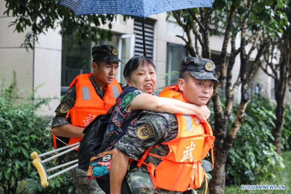 
                                    Борьба с ливнями в китайском городе Чунцин
                                