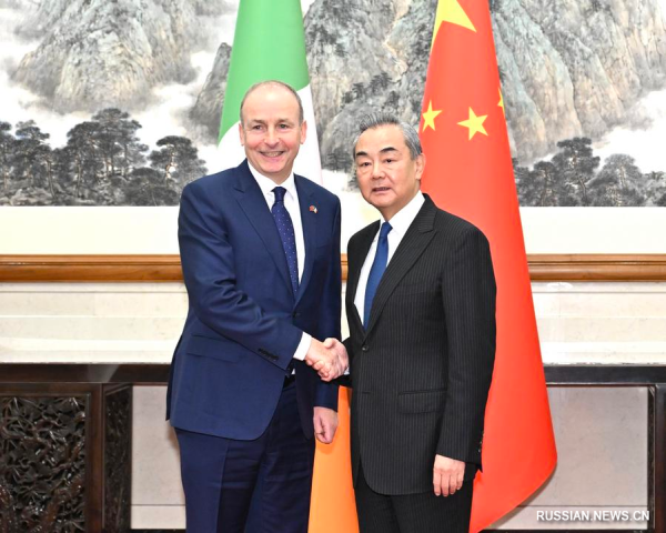 Глава МИД КНР провел переговоры с министром иностранных дел Ирландии
Глава МИД КНР провел переговоры с министром иностранных дел Ирландии