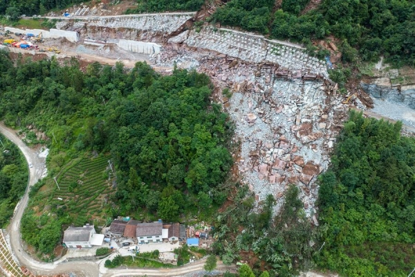 
                                    2 человек погибли, 7 пропали без вести в результате схода оползня в Центральном Китае
                                