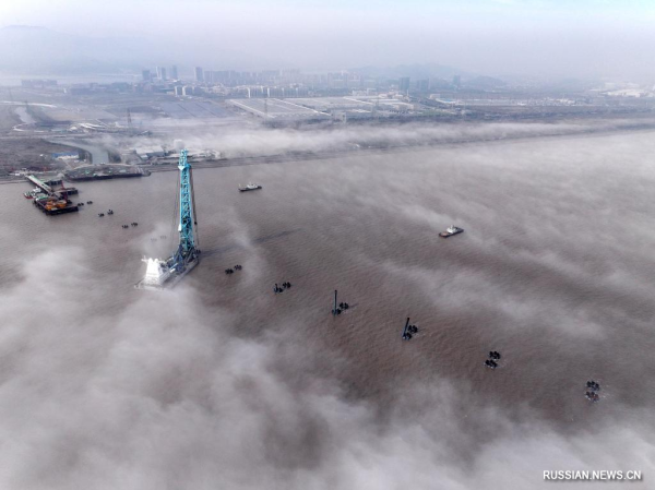 
                                    Свайный фундамент крупного моста Цинлунмэнь в тумане 
                                