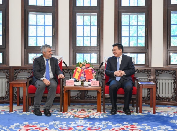 
                                    Гендиректор Синьхуа провел встречу с главой испанского информагентства EFE 
                                