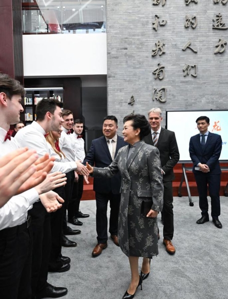 Пэн Лиюань встретилась в Пекине с немецкими школьниками и педагогами
Пэн Лиюань встретилась в Пекине с немецкими школьниками и педагогами