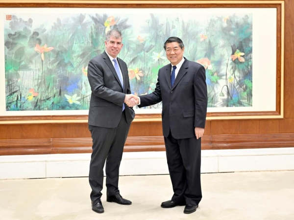 Вице-премьер Госсовета КНР провел встречу с заместителем министра финансов США
Вице-премьер Госсовета КНР провел встречу с заместителем министра финансов США