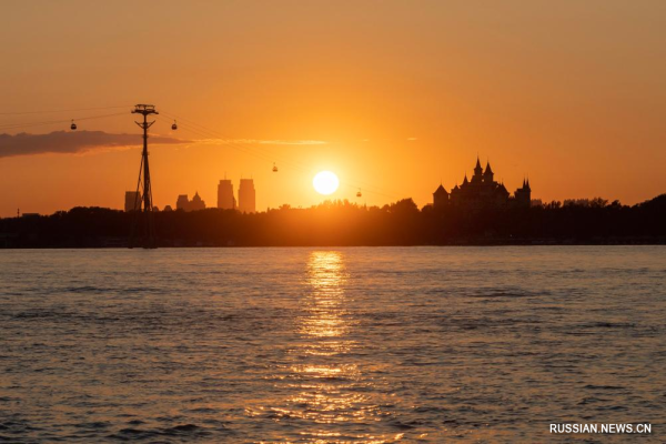 Вечерний вид на реку Сунхуацзян в городе Харбин
Вечерний вид на реку Сунхуацзян в городе Харбин