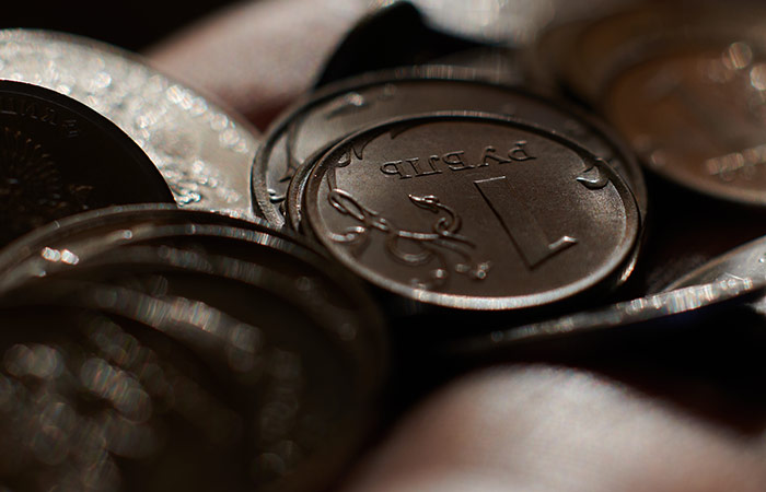 Рубль в ходе торгов упал до минимумов с апреля в паре с юанем