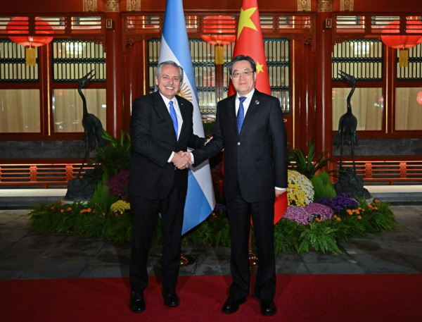 Вице-премьер Госсовета КНР провел встречу с президентом Аргентины
Вице-премьер Госсовета КНР провел встречу с президентом Аргентины