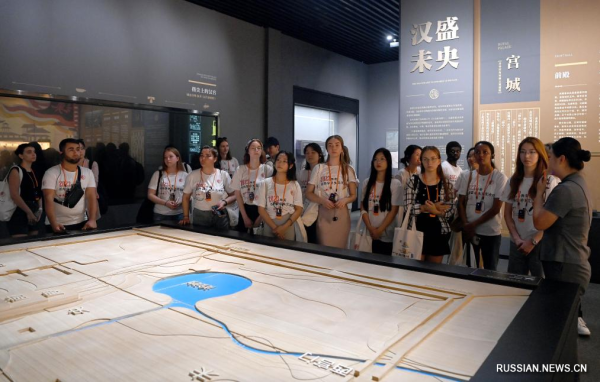 Китайские и иностранные студенты знакомятся на практике с китайской традиционной культурой в Сиане
                                 
                                    Китайские и иностранные студенты знакомятся на практике с китайской традиционной культурой в Сиане