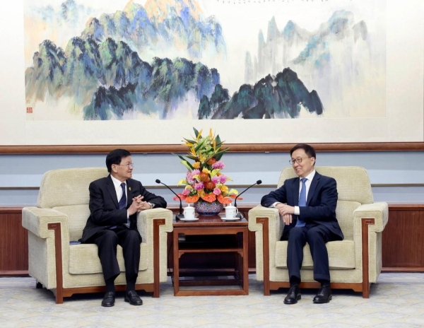 Заместитель председателя КНР провел встречу с президентом Лаоса
Заместитель председателя КНР провел встречу с президентом Лаоса