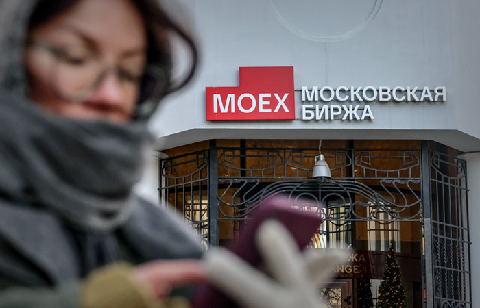 Основная сессия на "Мосбирже" открылась снижением индексов на 1,2%
