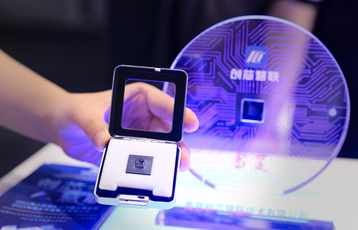 Власти Китая требуют от операторов связи не использовать иностранные чипы