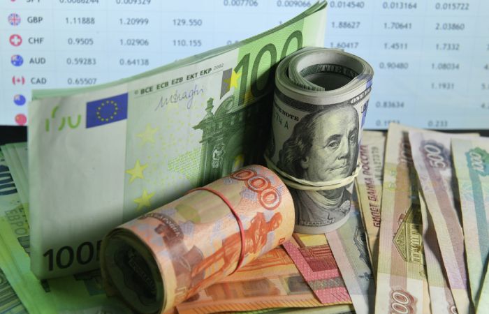 Рубль незначительно меняется к доллару и юаню на старте торгов Рубль незначительно меняется к доллару и юаню на старте торгов