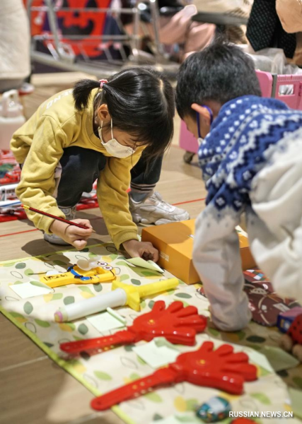 В Пекине открылся "детский блошиный рынок"
В Пекине открылся "детский блошиный рынок"