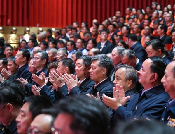 Хэ Лифэн присутствовал на гала-концерте, посвященном 70-й годовщине основания Синьцзянского производственно-строительного корпуса
                                 
                                    Хэ Лифэн присутствовал на гала-концерте, посвященном 70-й годовщине основания Синьцзянского производственно-строительного корпуса