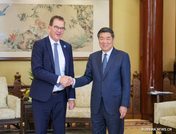 Вице-премьер Госсовета КНР провел встречи с иностранными гостями 3-го Форума высокого уровня по международному сотрудничеству в рамках "Пояса и пути"
                                 
                                    Вице-премьер Госсовета КНР провел встречи с иностранными гостями 3-го Форума высокого уровня по международному сотрудничеству в рамках "Пояса и пути"