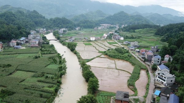 Более 3 тыс. человек эвакуированы из-за сильных дождей в Центральном Китае
Более 3 тыс. человек эвакуированы из-за сильных дождей в Центральном Китае