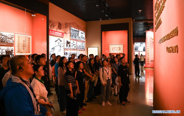 
                                    "Красный туризм" в городе Яньань продолжает оставаться популярным
                                