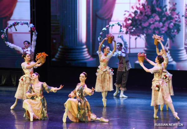 Балетная труппа из Республики Беларусь выступила с балетной постановкой "Спящая красавица" на северо-западе Китая
Балетная труппа из Республики Беларусь выступила с балетной постановкой "Спящая красавица" на северо-западе Китая