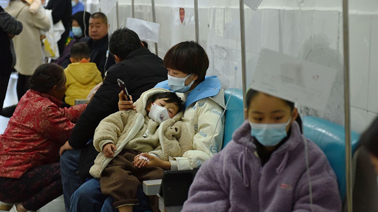 Sick children, accompanied by their parents, are receiving infusion treatment at the Department of Pediatrics of the People's Hospital in Fuyang, China