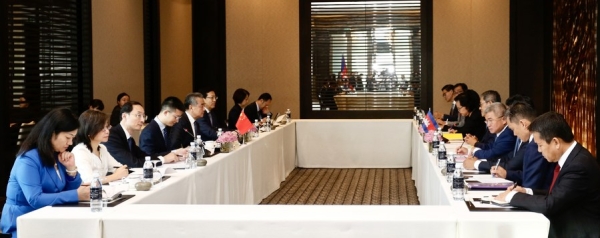 
                                    Китай и Камбоджа пообещали укреплять двусторонние отношения 
                                