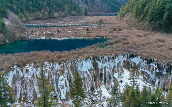 
                                    Живописные ледяные водопады в национальном парке Цзючжайгоу
                                