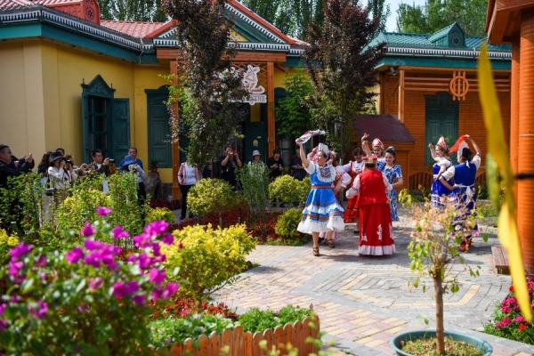 Жители исторического квартала Синьцзяна свидетельствуют о гармонии и общем процветании между разными национальностями
                                 
                                    Жители исторического квартала Синьцзяна свидетельствуют о гармонии и общем процветании между разными национальностями