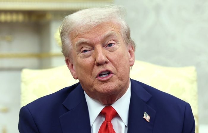 Трамп заявил о намерении ввести дополнительные пошлины в 100% на товары из КНР