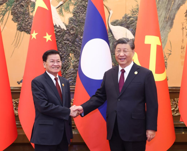 Си Цзиньпин провел встречу с президентом Лаоса /подробная версия/
                                 
                                    Си Цзиньпин провел встречу с президентом Лаоса /подробная версия/