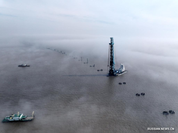 Свайный фундамент крупного моста Цинлунмэнь в тумане 
                                 
                                    Свайный фундамент крупного моста Цинлунмэнь в тумане