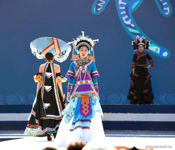 В уезде Цэхэн провинции Гуйчжоу прошел показ традиционных костюмов народности буи
В уезде Цэхэн провинции Гуйчжоу прошел показ традиционных костюмов народности буи