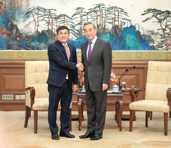 Глава МИД КНР встретился с постоянным заместителем министра иностранных дел Вьетнама
                                 
                                    Глава МИД КНР встретился с постоянным заместителем министра иностранных дел Вьетнама