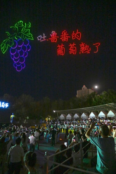 
                                    30-й Турфанский виноградный фестиваль "Шелковый путь" прошел в Синьцзяне
                                