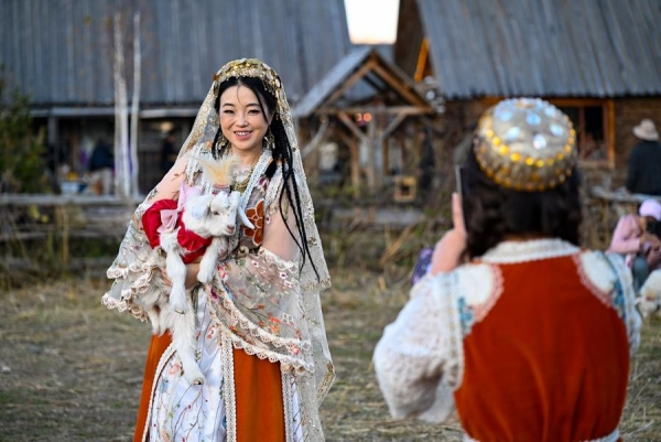 
                                    /В фокусе внимания Китая/ Китайцы наслаждаются очарованием культуры и туризма во время каникул по случаю Дня образования КНР
                                