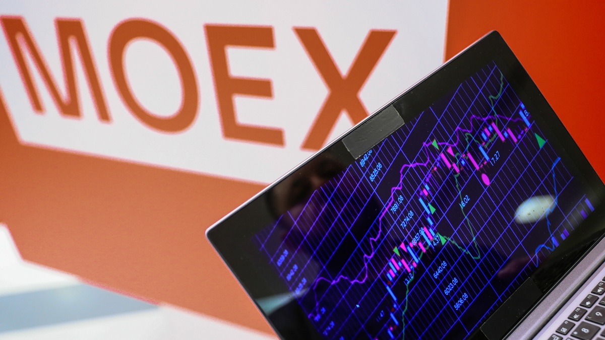Рынок акций РФ открылся в утреннюю сессию снижением индекса IMOEX2 на 0,7%