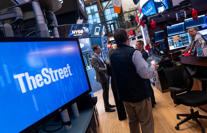 Уолл-стрит снизилась в пятницу на 1,7-2,2%