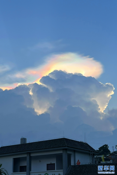 В уезде Нинъэр в провинции Юньнань запечатлели радужные облака
В уезде Нинъэр в провинции Юньнань запечатлели радужные облака