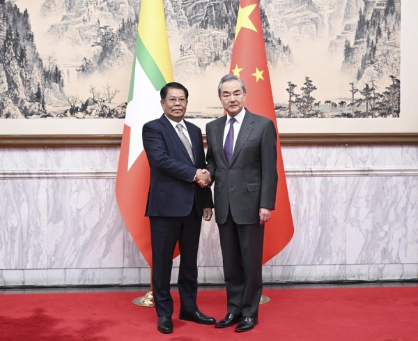 Министр иностранных дел Китая провел встречу с коллегой из Мьянмы
Министр иностранных дел Китая провел встречу с коллегой из Мьянмы