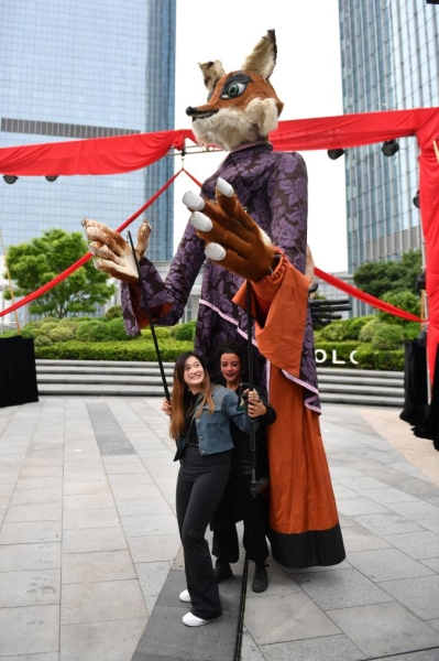 В городе Чанша был поставлен кукольный спектакль "Басни Лафонтена"
В городе Чанша был поставлен кукольный спектакль "Басни Лафонтена"