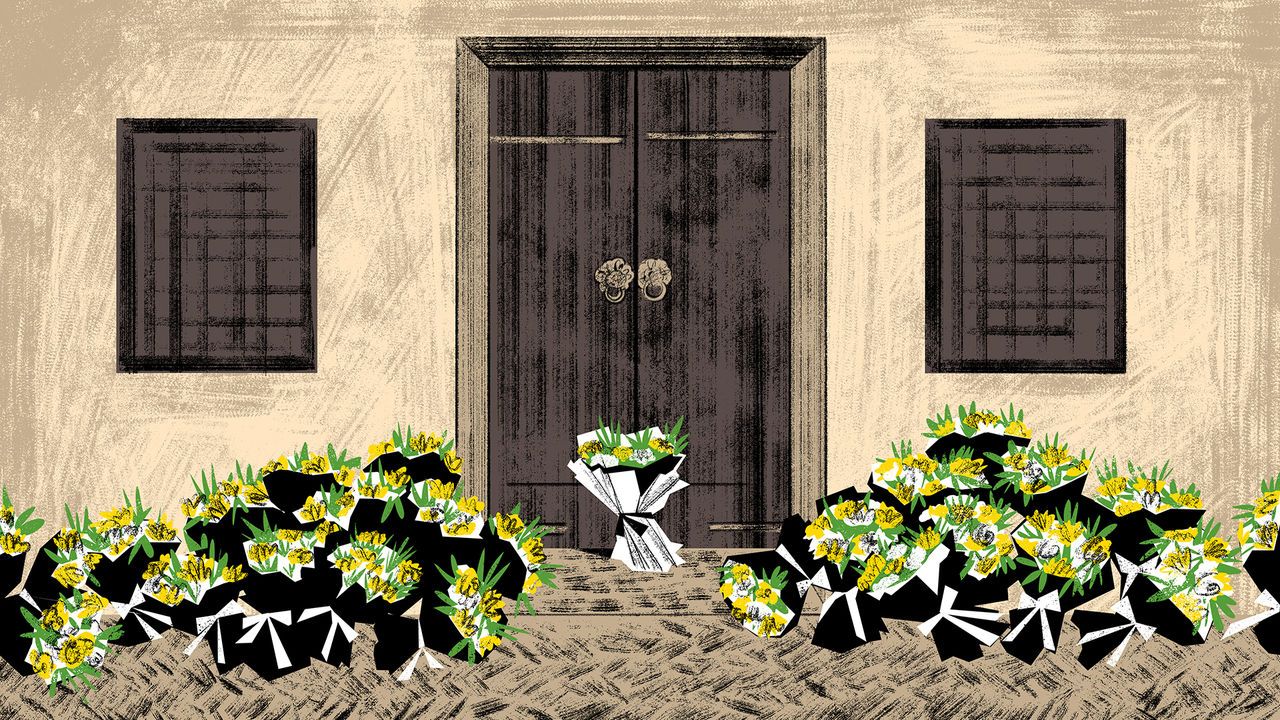 Bouquets of flowers on the doorstep of Li Keqiang's house